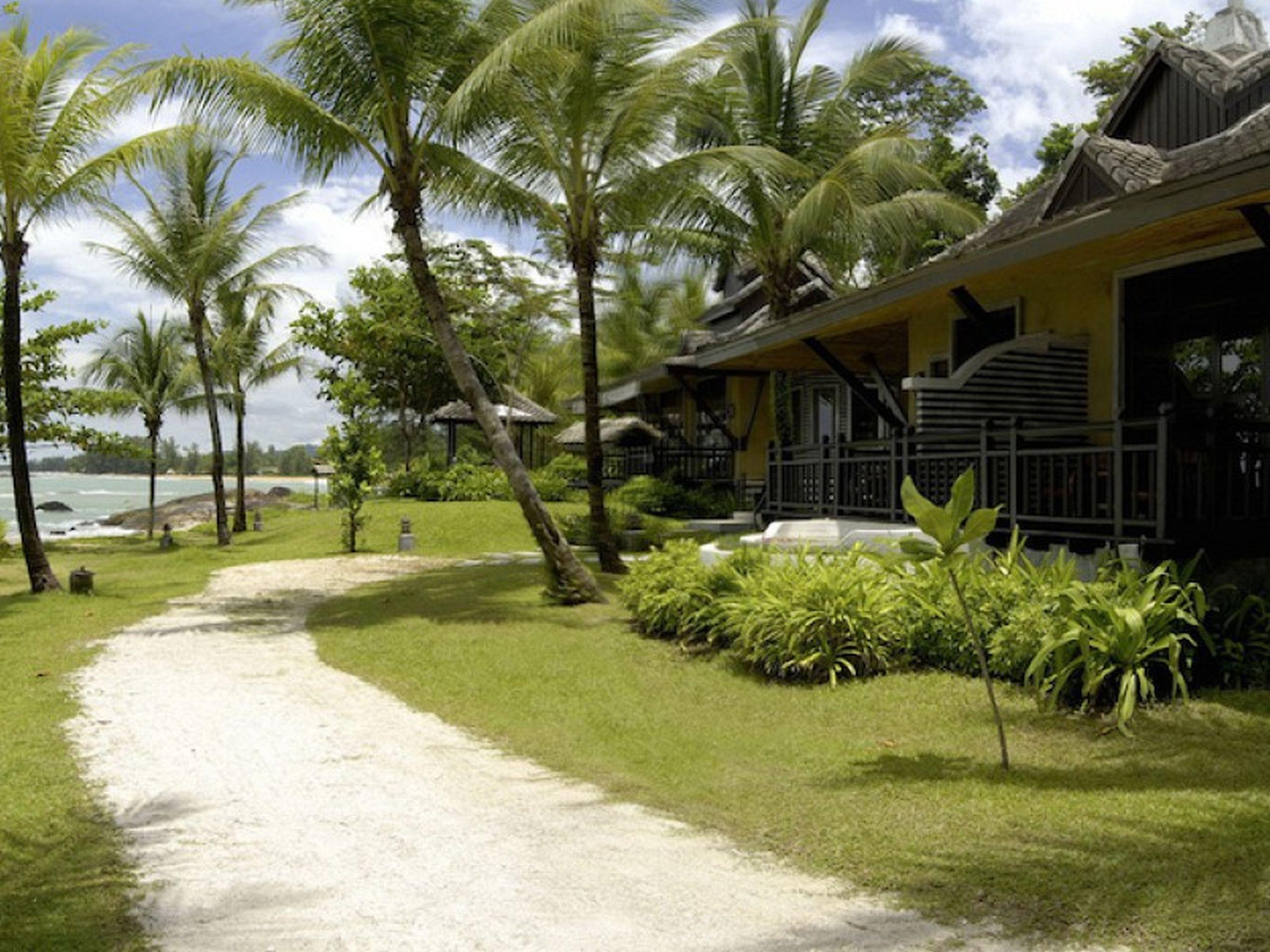Moracea By Khao Lak Resort Екстериор снимка The resort's beachfront villas
