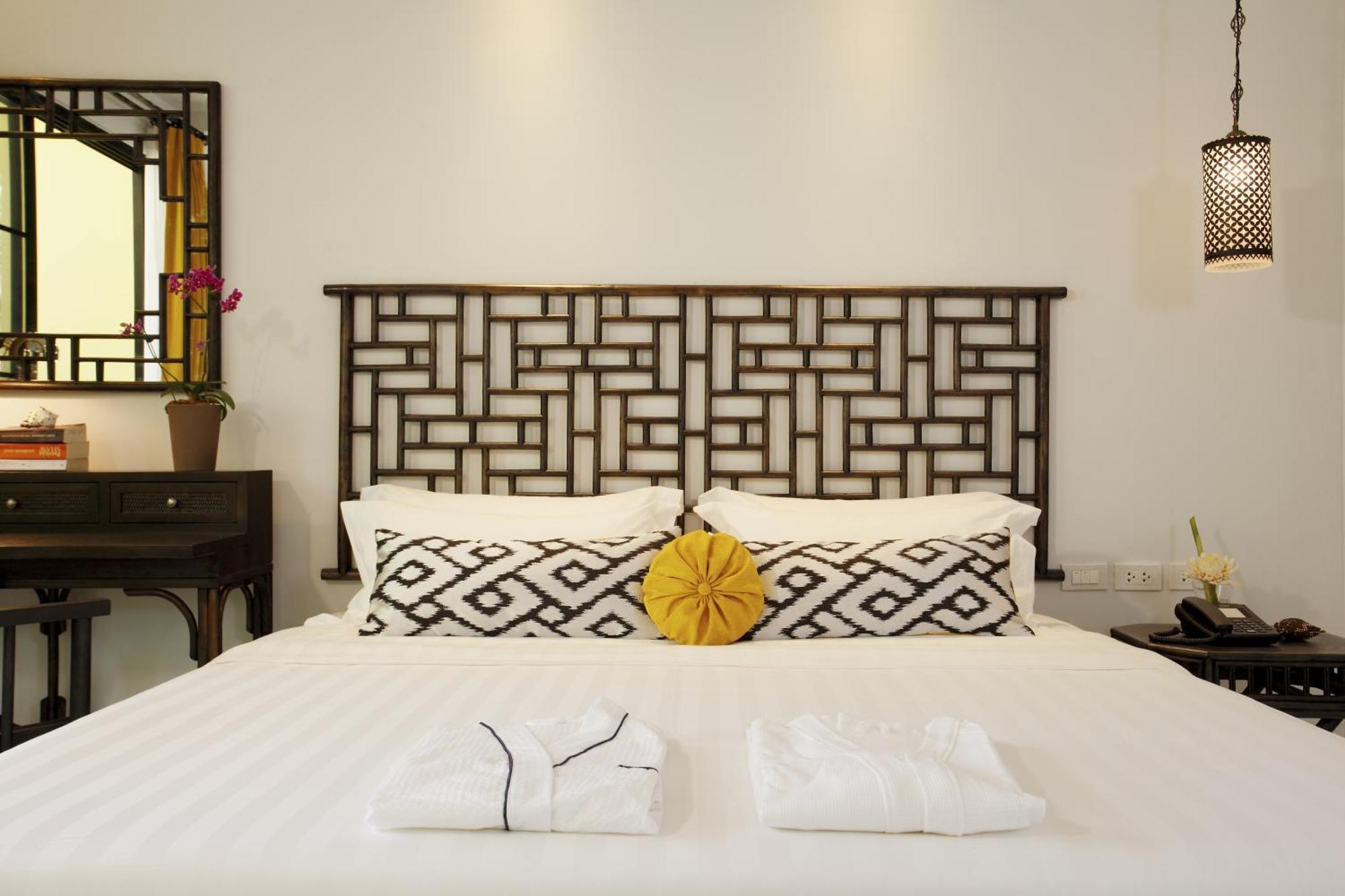 Moracea By Khao Lak Resort Стая снимка A bed with a headboard